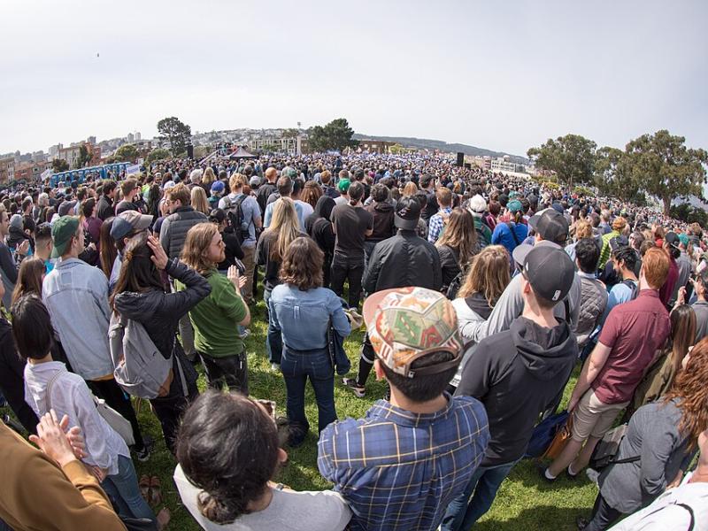 Young people attend a rally for Bernie Sanders in California in 2019
